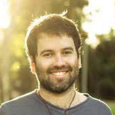 משחקות באש תחת אש - אלון שמש