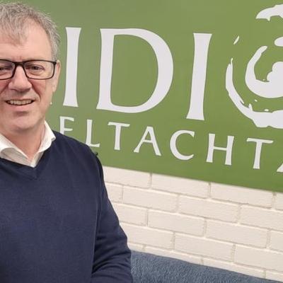 Mícheal Mac Giolla Easbuig, Bainisteoir Réigiúnach Udáras na Gaeltachta agus Brídín Uí Ghallchóir as Coiste Forbartha Éadan Fhionn Fraoich. Mícheal Mac Giolla Easbuig, Bainisteoir Réigiúnach Udáras na Gaeltachta agus Brídín Uí Ghallchóir as Coiste Forbartha Éadan Fhionn Fraoich.