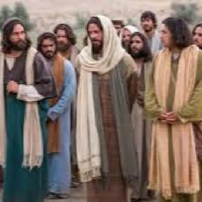 y eligió a doce de ellos, a los que dio el nombre de Apóstoles