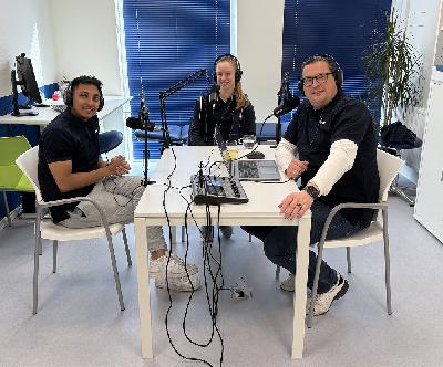 Topfit op de Cast: Aflevering 24- Orofaciaal Fysiotherapie: Darrel en Ralph ontvangen Daphne Vergeer, werkzaam bij Fysio Topfit als o.a. Master Orofaciaal Fysiotherapeut (kaakfysiotherapie). Wat is Orofaciaal eigenlijk? Wanneer heb je het nodig? Hoe ziet een behandeling eruit? Daphne vertelt het allemaal.