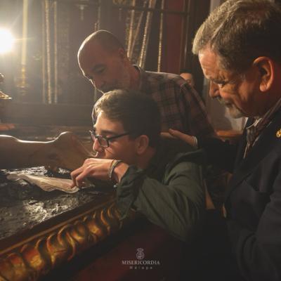 Con Mario Sueiro en el besapies del Cristo "El Chiquito" Con Mario Sueiro en el besapies del Cristo "El Chiquito"