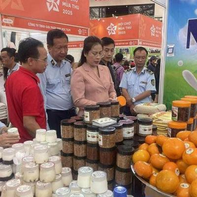 Sức sống hàng Việt - Hội chợ Mùa Thu 2025 lần thứ nhất được tổ chức theo mô hình “5 phân khu chủ đề. Sức sống hàng Việt - Hội chợ Mùa Thu 2025 lần thứ nhất được tổ chức theo mô hình “5 phân khu chủ đề.