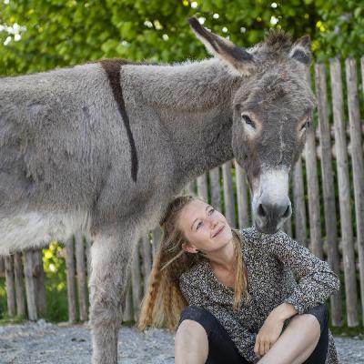 Eselhalterin Lotta Lubkoll: Immer den Nüstern nach
