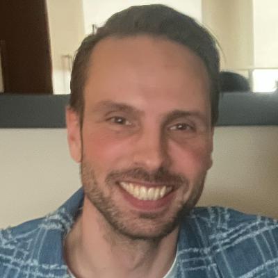 #137 – Fékk fyrsta flugmannsstarfið á þotu hjá Icelandair, en valdi að snúa aftur heim og flýgur nú hjá KLM út frá Schiphol. Spjallað um flugmannsstarfið hér og þar - Lennart Keizer