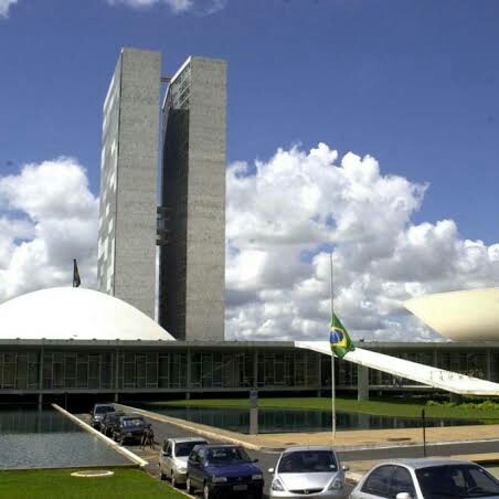Parlamento está de volta ao trabalho e pode ser a única chance de Bolsonaro