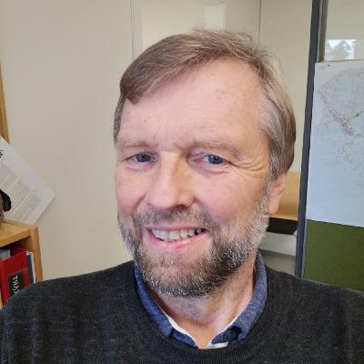 Over en åpen bibel med Knut Olav Raen