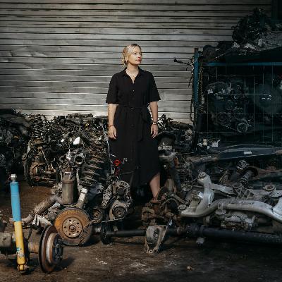 Nicole Schindelar, Schrotthändlerin: Samtkleid statt Blaumann