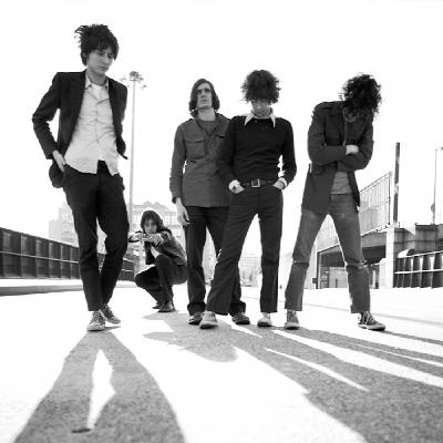 A 25 años de su lanzamiento, Is This It de The Strokes sigue más vigente que nunca, reseña la revista Rolling Stone. A 25 años de su lanzamiento, Is This It de The Strokes sigue más vigente que nunca, reseña la revista Rolling Stone.