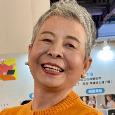 EP36-Pipia阿嬤在73歲時開始學習成為熟齡網紅,當時是什麼樣的契機決定踏上這條路?對於熟齡網紅這個身份有何看法?剛開始學習使用臉書、IG等社交媒體時,面對這些新科技有沒有感到困難?是如何激勵自己持續學習與創作?Pipia阿嬤粉絲主要是45到65歲的女性,什麼因素吸引了這個族群來關注內容?「老老照顧」這個概念,在生活中是如何實踐這一理念的? EP36-Pipia阿嬤在73歲時開始學習成為熟齡網紅,當時是什麼樣的契機決定踏上這條路?對於熟齡網紅這個身份有何看法?剛開始學習使用臉書、IG等社交媒體時,面對這些新科技有沒有感到困難?是如何激勵自己持續學習與創作?Pipia阿嬤粉絲主要是45到65歲的女性,什麼因素吸引了這個族群來關注內容?「老老照顧」這個概念,在生活中是如何實踐這一理念的?