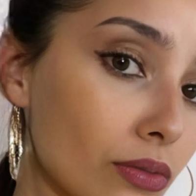 ELLE AURAIT DU FUIR... UN AMOUR QUI TOURNE AU DRAME ! ELLE AURAIT DU FUIR... UN AMOUR QUI TOURNE AU DRAME !