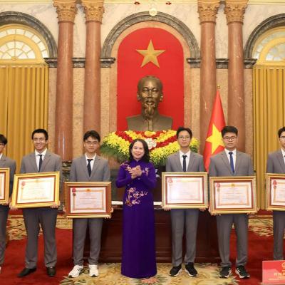 Thời sự 12h 12/12/2025: Trao Huân chương Lao động cho học sinh đoạt giải Olympic năm 2025