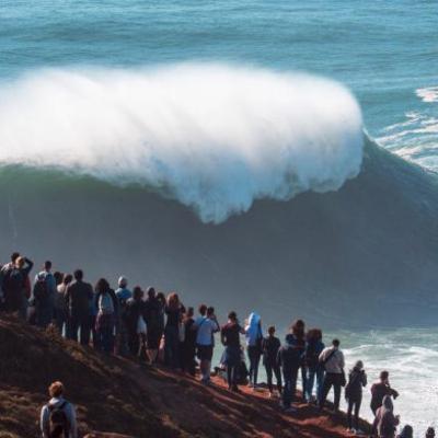 Swell e frio nas ondas gigantes de Nazaré Swell e frio nas ondas gigantes de Nazaré