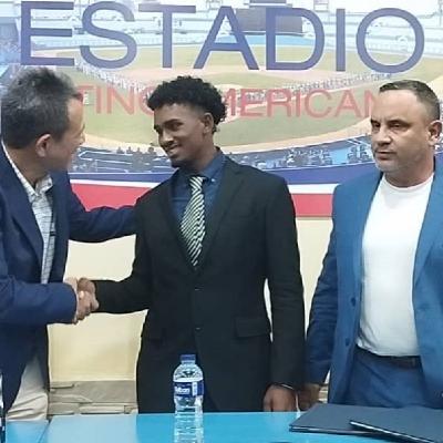 Jonathan Moreno firma con los Halcones de SoftBank Jonathan Moreno firma con los Halcones de SoftBank