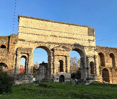 A Podcast about Rome. Episode 10: Insouciant exoticism and engineering triumph - Porta Maggiore and the Claudian Aqueduct.