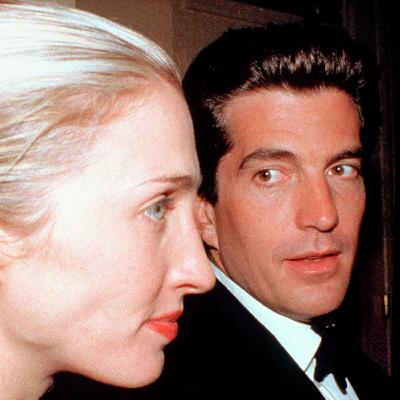JFK Jr. og Carolyn: romantik, 90’er mode og tragedie