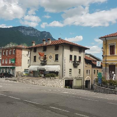Scene di ordinaria follia: un’anziana prima investe, poi aggredisce ferito e soccorritori