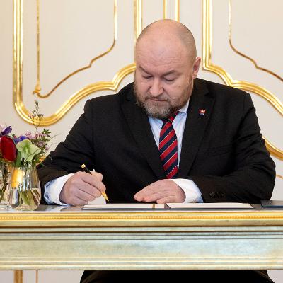 Tabery a Šimečka: Slovenská vláda se plní konspirátory a rychle se radikalizuje. Stane se to i Česku?