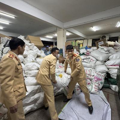 Tin trong nước - Công an Hà Nội xuyên đêm vận chuyển hàng chục tấn hàng cứu trợ tới bà con vùng lũ Gia Lai Tin trong nước - Công an Hà Nội xuyên đêm vận chuyển hàng chục tấn hàng cứu trợ tới bà con vùng lũ Gia Lai