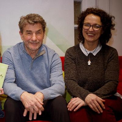 „Nem lefelé nézett a gyerekre” – Janikovszky Évára emlékezünk a Lírástudókban