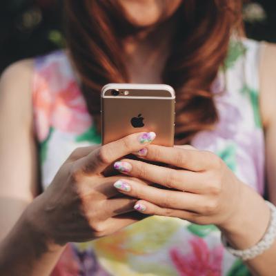 3-14　スマホやけって知ってる？ブルーライトで肌が灼けるんです。