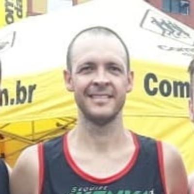 Jorge Leandro é um vencedor. Com corridas de rua e o apoio da família superou as drogas e transformou a própria vida Jorge Leandro é um vencedor. Com corridas de rua e o apoio da família superou as drogas e transformou a própria vida