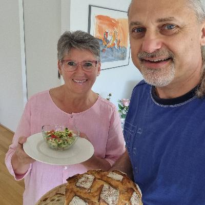 Suti kocht - Brokkolisalat und Krustensalat