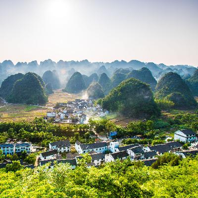 08.兴义 I 贵州 的万峰林被当地人称为“普通的山”，布依族村民淳朴的让人意外，在原始溶洞中“黑暗冥想”