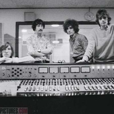 Pink Floyd withdraw her songs from Russian platforms in protest of the Ukraine invasion Pink Floyd withdraw her songs from Russian platforms in protest of the Ukraine invasion