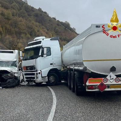 Frontale fra un’autocisterna e un furgone: strada del Costo bloccata Frontale fra un’autocisterna e un furgone: strada del Costo bloccata