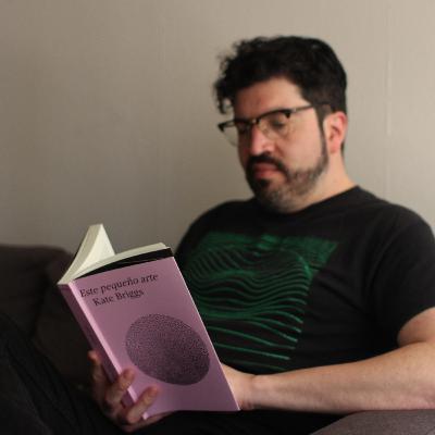Entrevista: conversamos con Rodrigo Olavarría, traductor de "Este pequeño arte" de Kate Briggs Entrevista: conversamos con Rodrigo Olavarría, traductor de "Este pequeño arte" de Kate Briggs