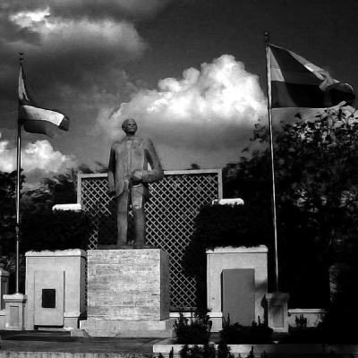 Del Baul de los recuerdos: Devalan en Tenerías estatua de Pedro Albizu 1995