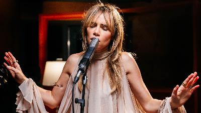 Suki Waterhouse covers Role Model's 'Look At That Woman' for Like A Version