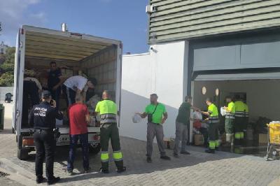 La Policía Local canalizó en Gandia la numerosa donación de material por la DANA