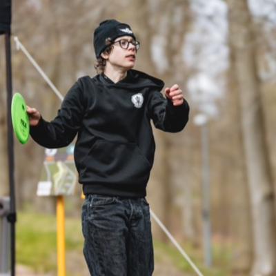 Lär känna Malte Holm - Youtubern som byggde en egen discgolfbana i sin by