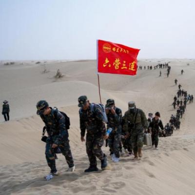 塔里木大学の新入生約8400人が砂漠を12キロ行進する軍事訓練