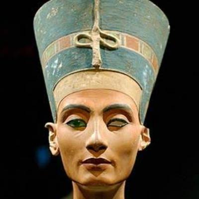 #1. Arte Egípcia. Pirâmides de Gizé e Busto de Nefertiti.