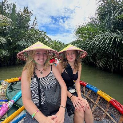 For et år siden døde Freja og Anne-Sofie af metanol-forgiftning. I dag føler deres forældre sig svigtet