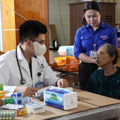 Tin trong nước - TP.HCM hỗ trợ Khánh Hòa: Khám bệnh, cấp thuốc, sửa trường, dựng bếp ăn miễn phí