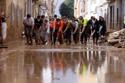 REPORTATGE. Voluntaris catalans al País Valencià