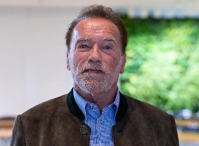 Arnold Schwarzenegger visita Más de uno