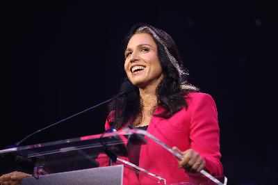 Weirdos unite: Gabbard and Kennedy endorse Trump