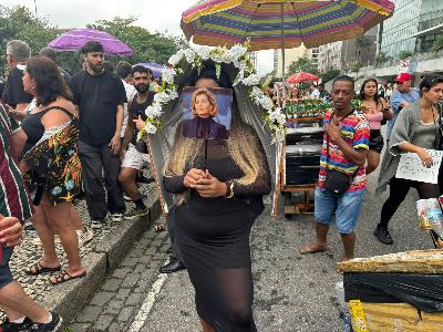 Inspirado em Vale Tudo, ‘Débora Bloco’ anima foliões no Centro do Rio
