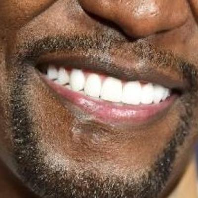 Uganda conversando com seus amigos desempregados