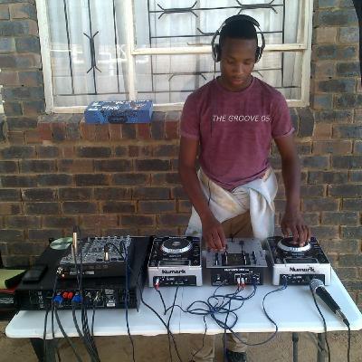 The Groove 5 mixed by Clark Ntsikified