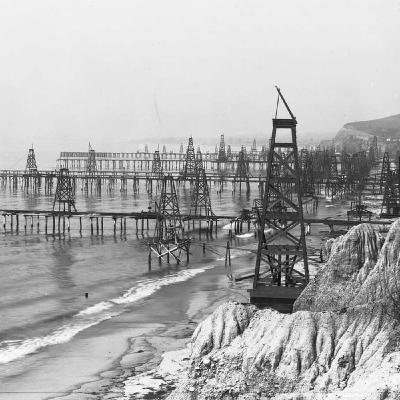 S8 Ep289: Guest: Elizabeth Peek. President Trump's comments regarding Venezuelan oil fields have sparked interest among major companies, though political risks and broken infrastructure remain hurdles. Despite past predictions of fossil fuel obsolescence, demand re