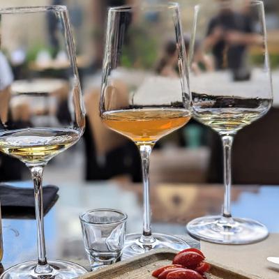 פרק 104 - יינות כתומים פרק 104 - יינות כתומים