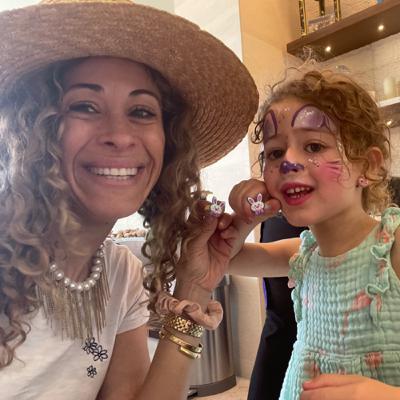 Alice in Wonderland: A Snack for the Queen