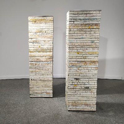 Obra “Stacks” del artista Antonio Puri/ Descripción en español.