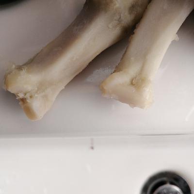 骨にこびりついた肉を削ぎ落とす