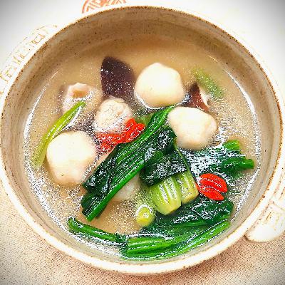 🥣『 ほうれん草とすりみ肉団子のスープ 』🐟🐷✨お魚とひき肉のダブルの旨みがギュッ！😋